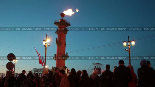 Люди стоят у Ростральных колон, горящий факел, белые ночи. Санкт-Петербург (2015 год). Редакционное видео, видеограф Кекяляйнен Андрей / Фотобанк Лори