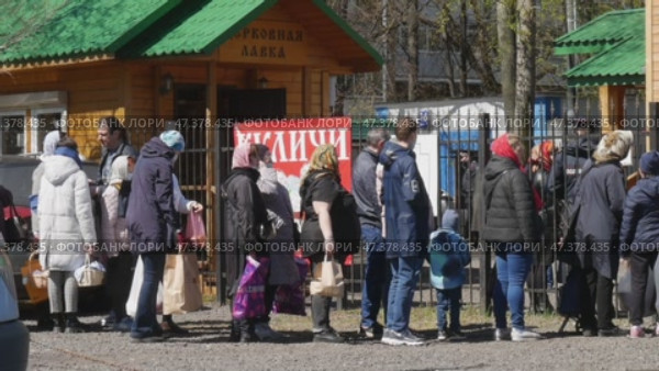 Люди стоят в очереди около церкви. Православная Пасха (2021 год). Редакционное видео, видеограф Семён Прудий / Фотобанк Лори
