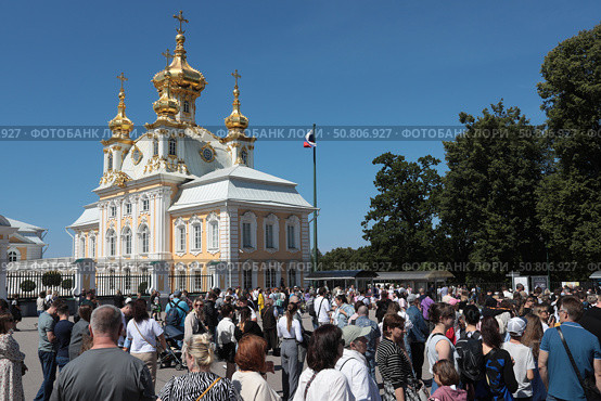 Люди стоят в очереди в кассы Петродворца, Петергоф. Редакционное фото, фотограф Дмитрий Неумоин / Фотобанк Лори