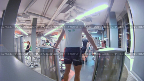 Люди тренируются в зале фитнесс центра TerraSports - Iridescent, таймлапс (2012 год). Редакционное видео, видеограф Losevsky Pavel / Фотобанк Лори
