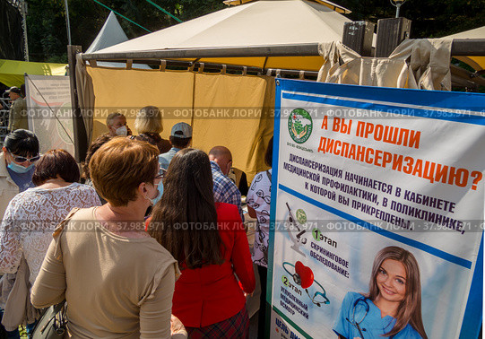 Люди у палаток выездного медицинского центра диспансеризации, центральный парк, город Воронеж (2021 год). Редакционное фото, фотограф Вячеслав Палес / Фотобанк Лори