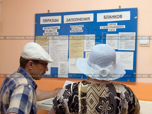 Люди у стенда паспортного стола (2013 год). Редакционное фото, фотограф Вячеслав Палес / Фотобанк Лори
