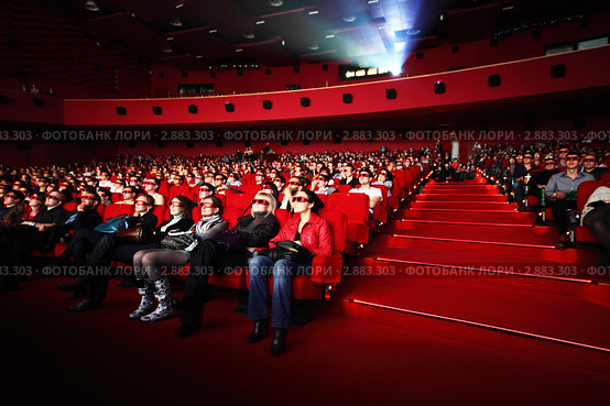 Люди в кинозале в 3D-очках (2010 год). Редакционное фото, фотограф Losevsky Pavel / Фотобанк Лори