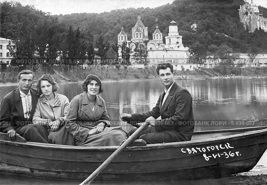 Люди в лодке на реке Северский Донец в Святогорске. 1936 год. Редакционное фото, фотограф Алёшина Оксана / Фотобанк Лори