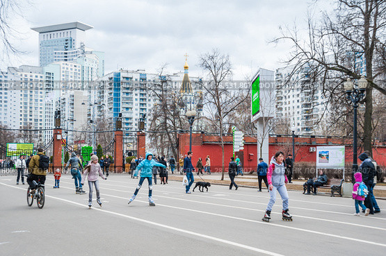 Люди в парке "Сокольники". Москва (2013 год). Редакционное фото, фотограф Алёшина Оксана / Фотобанк Лори
