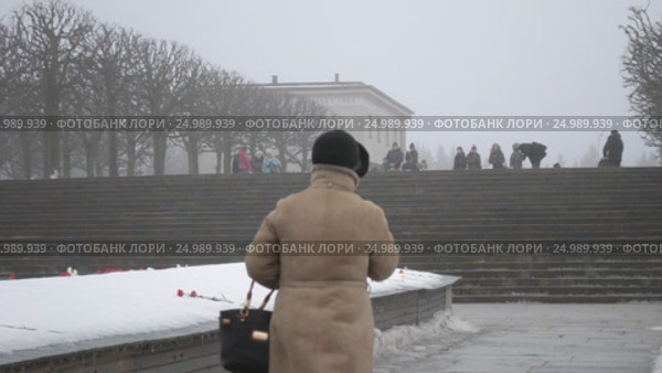 Люди возле Вечного огня на Пискаревском мемориальном кладбище. Санкт-Петербург (2017 год). Редакционное видео, видеограф Румянцева Наталия / Фотобанк Лори