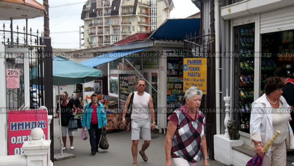 Люди выходят с территории городского рынка, город Алушта, Крым (2016 год). Редакционное видео, видеограф Вячеслав Палес / Фотобанк Лори