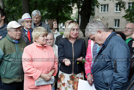 Люди задают вопрос представителю власти (2014 год). Редакционное фото, фотограф Дмитрий Неумоин / Фотобанк Лори
