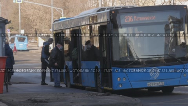 Люди заходят в автобус. Редакционное видео, видеограф Семён Прудий / Фотобанк Лори