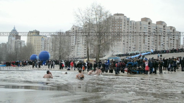 Люди заходят в воду во время праздника Крещения Господнего в Киеве (Свято-Покровский собор), 19 января 2014 года. Редакционное видео, видеограф FMRU / Фотобанк Лори