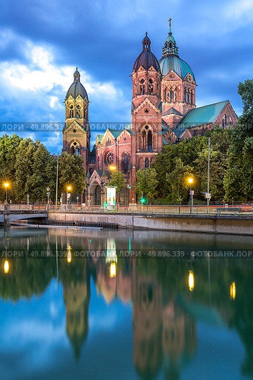 Lukaskirche St. Lukas pink church at dusk, Munich, Germany. Стоковое фото, агентство Ingram Publishing / Фотобанк Лори