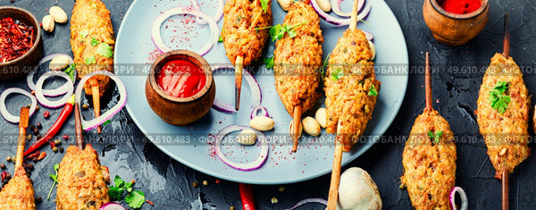 Lula kebab, minced meat skewered and grilled on charcoal. lula kebab on a skewer. Стоковое фото, агентство Ingram Publishing / Фотобанк Лори