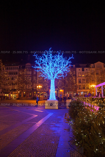 Luxembourg, Luxembourg - DEC 26, 2016: Place of Guillaume II with Christmas decorations in hight. Редакционное фото, фотограф Юлия Кузнецова / Фотобанк Лори