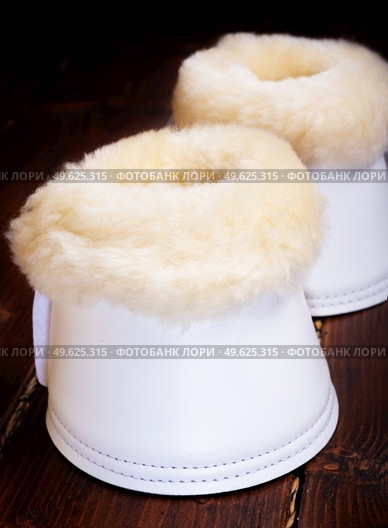 luxery hoof protectors with natural fur for sportive horses. horse stuff and care. Стоковое фото, агентство Ingram Publishing / Фотобанк Лори