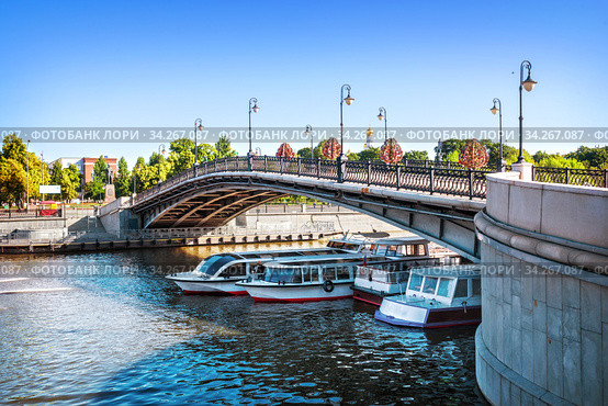 Лужков мост через Водоотводный канал в Москве (2020 год). Редакционное фото, фотограф Baturina Yuliya / Фотобанк Лори