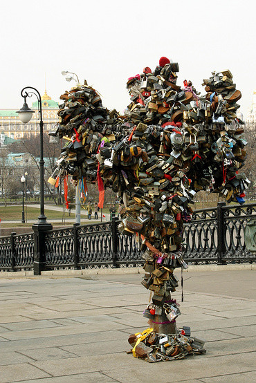 Лужков мост, замки на дереве любви.Москва. (2009 год). Стоковое фото, фотограф Александр Грачев / Фотобанк Лори
