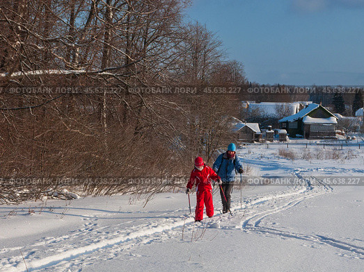 Лыжники идут по лыжне в Дмитровском районе Подмосковья (2011 год). Редакционное фото, фотограф Вадим Кантор / Фотобанк Лори