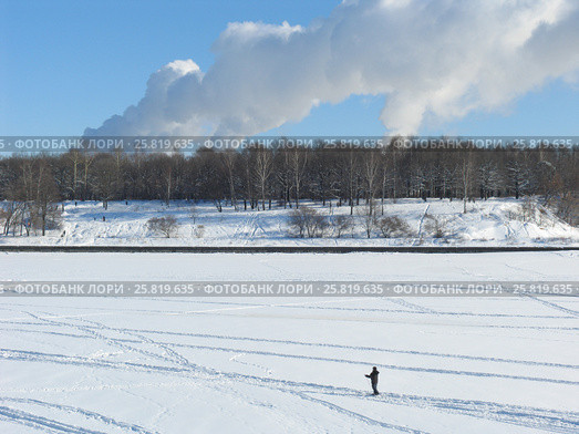 Лыжники на прогулке. Зима. Канал имени Москвы, Химки (2007 год). Стоковое фото, фотограф Анатолий Заводсков / Фотобанк Лори