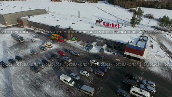 Магазин Laplandia market, посещаемый россиянами на финско-российской границе в Нуйямаа, Брусничное (Nuijamaa). Финляндия (2017 год). Редакционное видео, видеограф Кекяляйнен Андрей / Фотобанк Лори