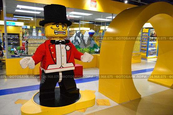 Магазин "Lego" на втором уровне Центрального детског универмага на Лубянке (2017 год). Редакционное фото, фотограф lana1501 / Фотобанк Лори