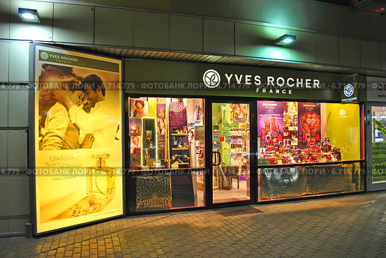 Магазин "Yves Rocher". Торгово-офисный комплекс "Елоховский пассаж". Спартаковская улица, 24. Москва (2014 год). Редакционное фото, фотограф lana1501 / Фотобанк Лори