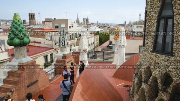 Magical rooftop of Palau Guell with chimneys and central spire designed by architect Antoni Gaudi (2018 год). Редакционное видео, видеограф Яков Филимонов / Фотобанк Лори