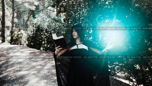 magician showing wizardry woods. Стоковое фото, агентство Ingram Publishing / Фотобанк Лори