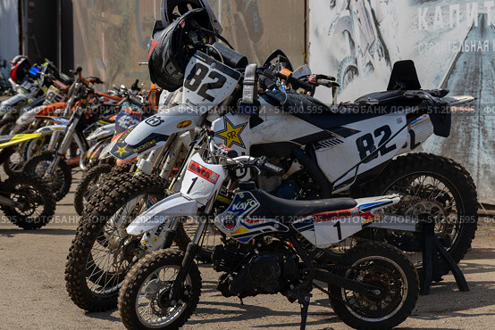 Magnitogorsk, Russian Federation - August 23, 2025: Enduro motorcycles lined up in a competitive setting, showcasing various models and vibrant designs, ready for thrilling races and adrenaline-fueled action. Редакционное фото, фотограф Ирина Ручушкина / Фотобанк Лори