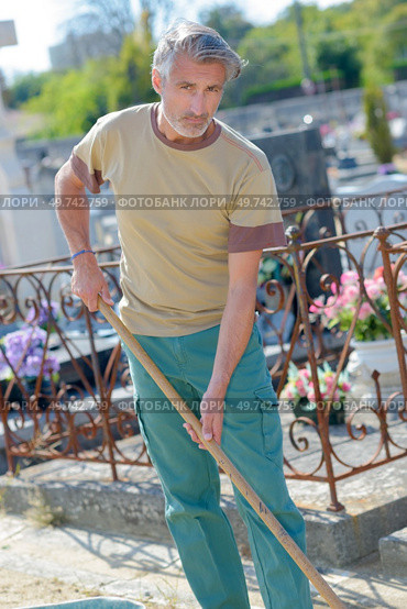 Maintenance man working in cemetery. Стоковое фото, агентство Ingram Publishing / Фотобанк Лори