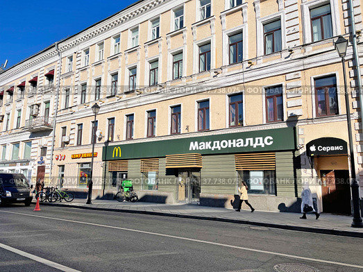 "Макдоналдс" на Маросейке, закрытый из-за санкций. Москва (2022 год). Редакционное фото, фотограф Овчинникова Ирина / Фотобанк Лори