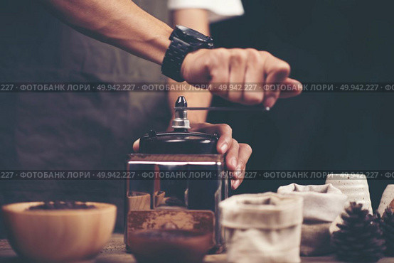 Making brewed coffee from steaming filter drip style. Стоковое фото, агентство Ingram Publishing / Фотобанк Лори