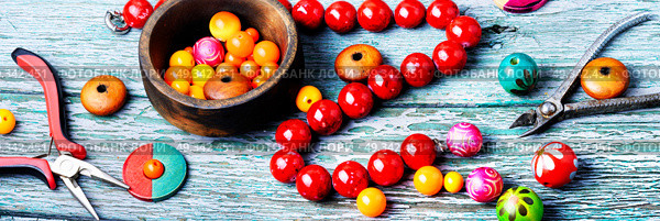 Making necklaces of colored beads. Hobby jewelry making and beading handmade process.Colored beads. Стоковое фото, агентство Ingram Publishing / Фотобанк Лори