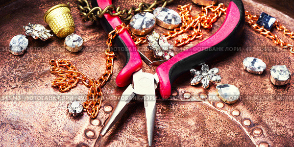 Making of handmade jewellery. Precious stones for jewelry and tools for making jewelry.Jewelry making accessories. Стоковое фото, агентство Ingram Publishing / Фотобанк Лори