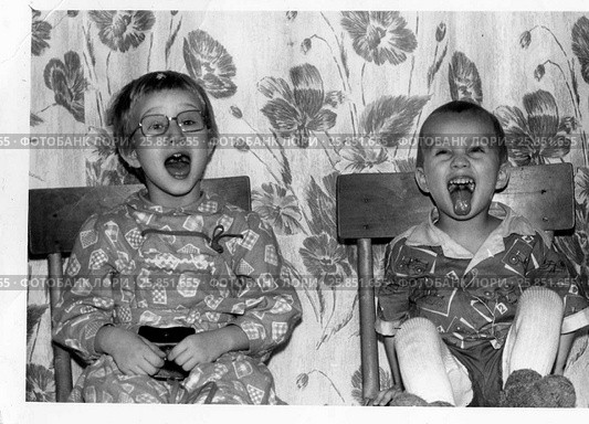 Мальчик и девочка смеются. Редакционное фото, фотограф Михаил Яковлев (ktynzq) / Фотобанк Лори
