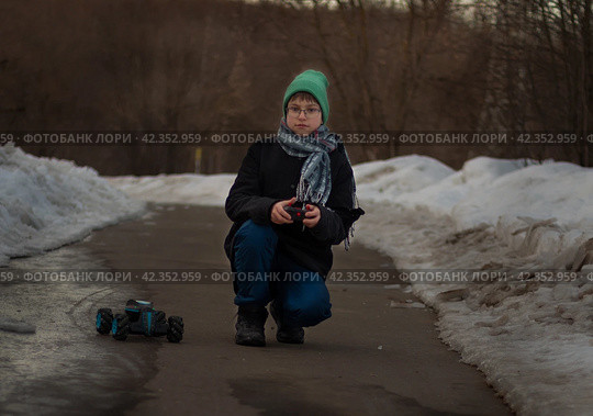Мальчик с машиной. Стоковое фото, фотограф Ирина Нониашвили / Фотобанк Лори