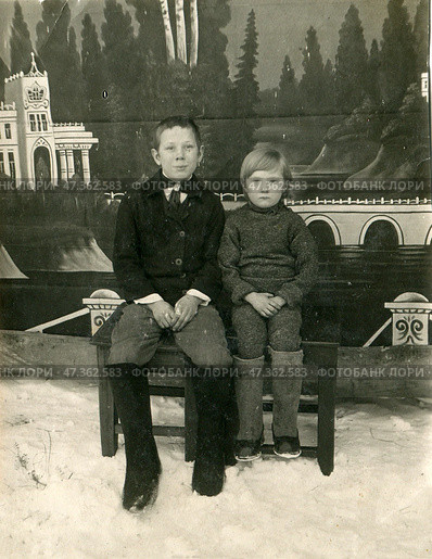 Мальчики в валенках с галошами позируют в выездном фотоателье, СССР,  1950-е годы. Стоковое фото, фотограф Retro / Фотобанк Лори
