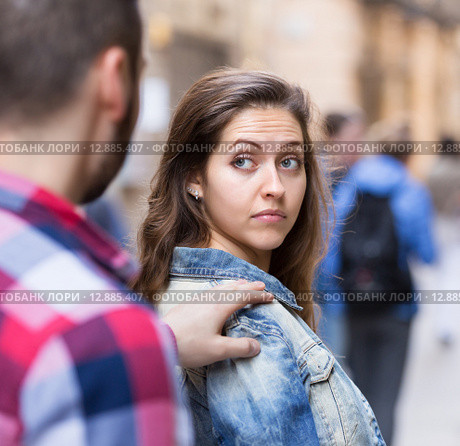 Male accosting to girl. Стоковое фото, фотограф Яков Филимонов / Фотобанк Лори