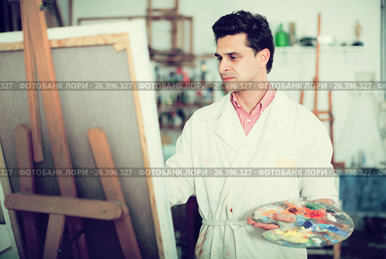 Male artist drawing in studio. Стоковое фото, фотограф Яков Филимонов / Фотобанк Лори