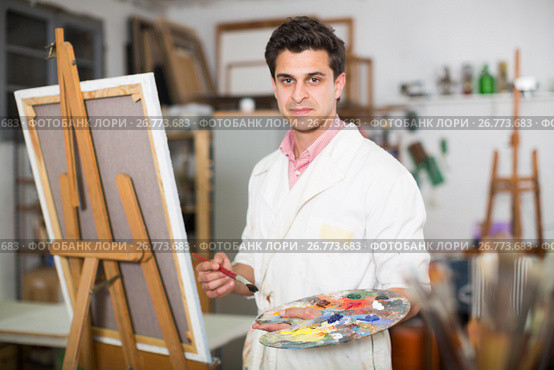 Male artist drawing in studio. Стоковое фото, фотограф Яков Филимонов / Фотобанк Лори
