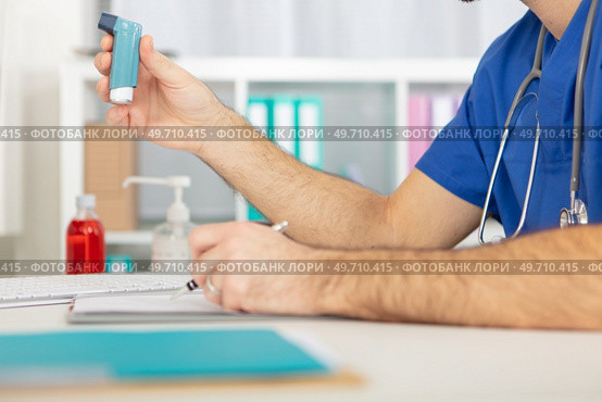 male doctor holding asthma inhaler. Стоковое фото, агентство Ingram Publishing / Фотобанк Лори