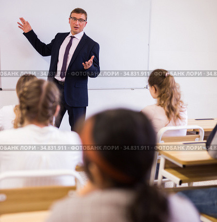 Male teacher lecturing to students at classroom. Стоковое фото, фотограф Яков Филимонов / Фотобанк Лори