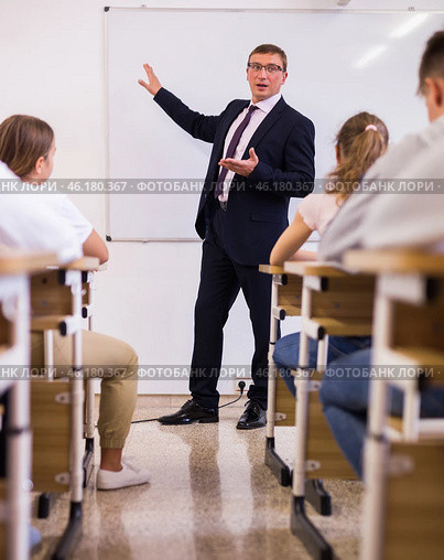 Male teacher lecturing to students at classroom. Стоковое фото, фотограф Яков Филимонов / Фотобанк Лори