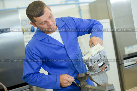 male worker during appliance assembling work. Стоковое фото, агентство Ingram Publishing / Фотобанк Лори