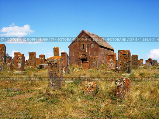 Маленькая часовня и хачкары, Норатус, Армения (2010 год). Стоковое фото, фотограф Татьяна Крамаревская / Фотобанк Лори