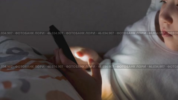 Маленькая девочка играет в мобильные игры на телефоне. Пристрастие к онлайн-видеоиграм на смартфоне. Концепция детской зависимости от технологий. Стоковое видео, видеограф Терехова Марина / Фотобанк Лори