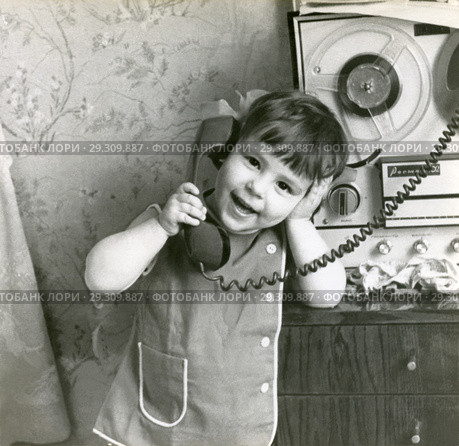 Маленькая девочка разговаривает по телефону. Редакционное фото, фотограф Retro / Фотобанк Лори