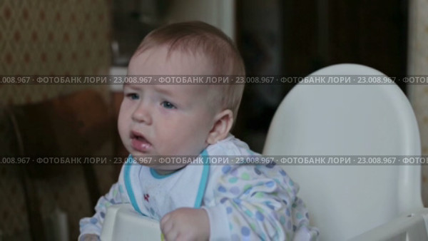 Маленький ребёнок ест дома на детском стульчике. Стоковое видео, видеограф Aleksey Popov / Фотобанк Лори