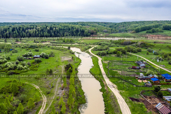 Маленькое сибирское село Новолушниково (Барабаново) в долине реки Суенги. Вид с высоты птичьего полёта. Новосибирская область, Маслянинский район, Западная Сибирь России. (2024 год). Стоковое фото, фотограф Евгений Мухортов / Фотобанк Лори