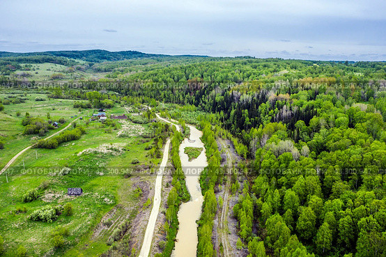 Маленькое сибирское село Новолушниково (Барабаново) в долине реки Суенги. Вид с высоты птичьего полёта. Новосибирская область, Маслянинский район, Западная Сибирь России. (2024 год). Стоковое фото, фотограф Евгений Мухортов / Фотобанк Лори