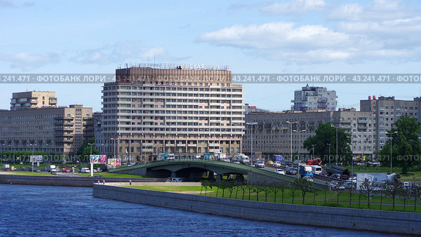 Малоохтинский мост, гостиница "Охтинская". Санкт-Петербург (2018 год). Редакционное фото, фотограф Алексей Иванов / Фотобанк Лори
